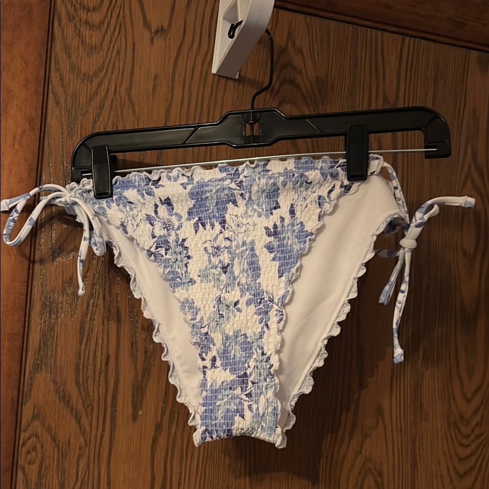 NWOT Hollister  swim Floral Lace Bikini Bottom.Size (M)